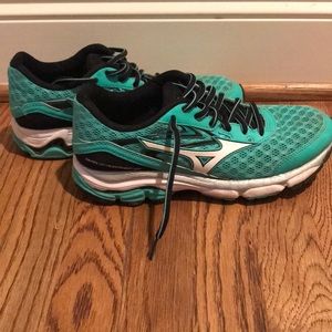 Mizuno women’s wave rider 12